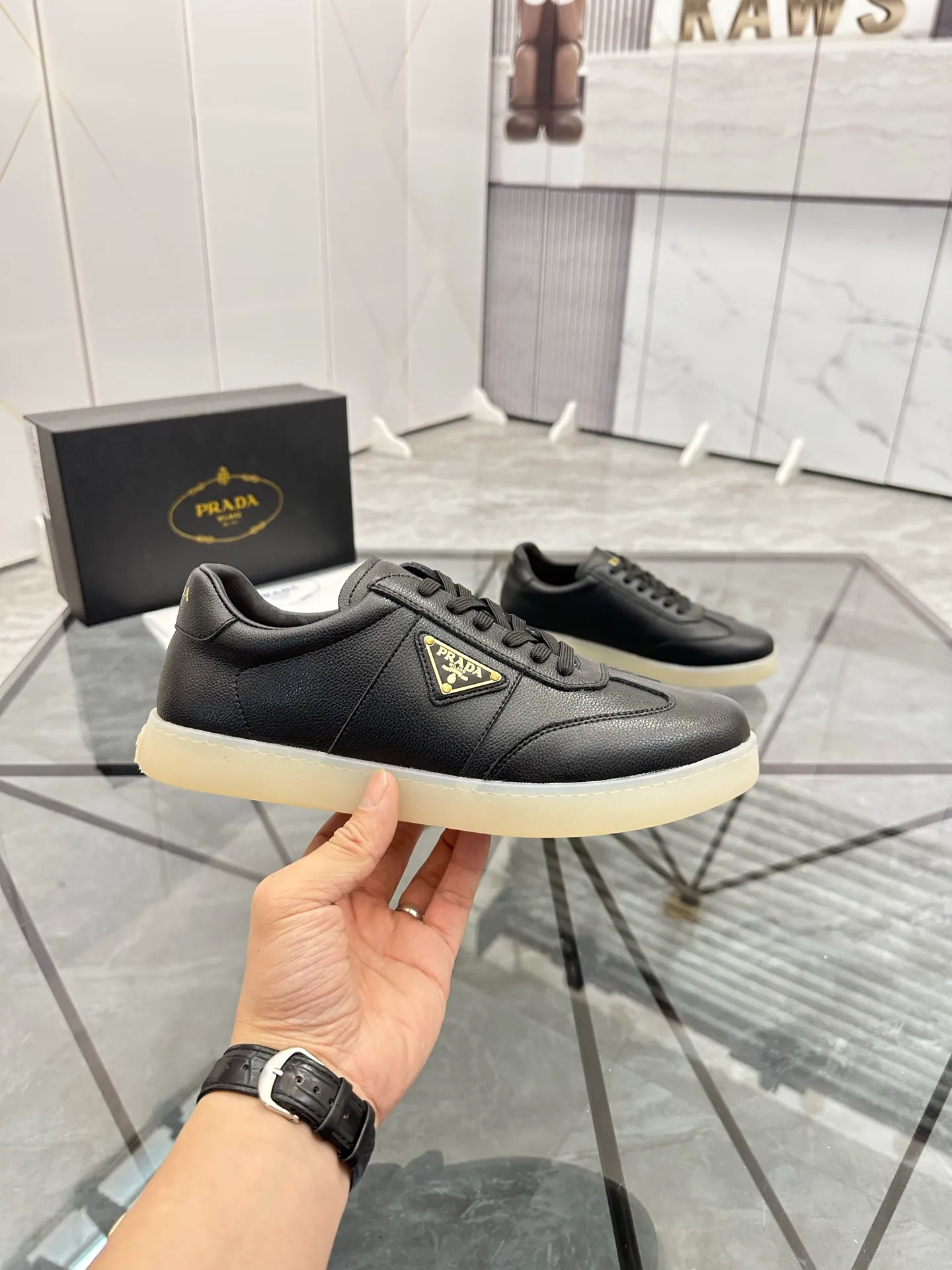 Men's shoes: 💰P400¥ Product trademark: Prada *"Prada*" low-top casual shoes Regular size: 38-44 (can be customized to 45) Product materials: imported cowhide upper, sheepskin lining, original outsole. Number: 020